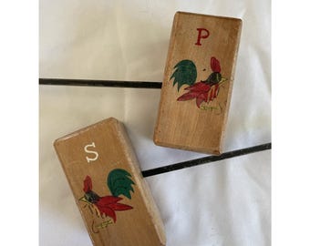 Vintage zoutpeperstel met lange steel Haan kip Japanse houten barbecue