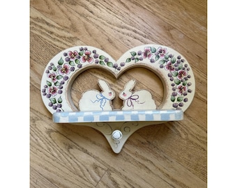 Mensola da parete vintage in legno stile country con coniglietto in stile arte popolare e cuore dipinto a mano.