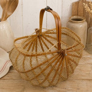 Cesta pequeña de estilo vintage hecha de bambú y alambre, estilo "Japandy" o tradicional japonés, cesta de mercado antigua, cesta artesanal, decoración retro.