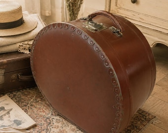 Runde, braune Vintage-Hutbox aus Pappe – Reisehutbox aus den 1930er- bis 1950er-Jahren, passend für Loft- und Landhausstil.