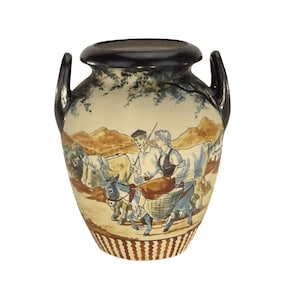 Peut inclure: Un vase en céramique à deux anses, décoré d'une scène peinte de personnes et d'animaux dans un cadre rural. Le vase a un motif rayé brun et blanc autour du bas.