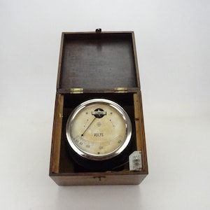 Voltmeter in UNIS SIFAM houten kist / Vintage elektrisch meetapparaat / wetenschappelijk technisch instrument elektriciteit chauvinistische stijl