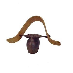 Può includere: Un campanello di mucca marrone con un cinturino in pelle e due manici in legno.