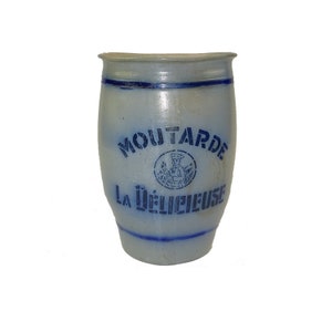 Peut inclure: Un pot à moutarde en céramique bleu et blanc avec le texte "MOUTARDE LA DÉLICIEUSE" et une petite illustration d'une personne.