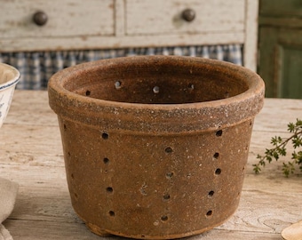Ancien pot à faisselle en terre cuite perforée – Moule à fromage rustique – Égouttoir -Cuisine campagnarde française vintage