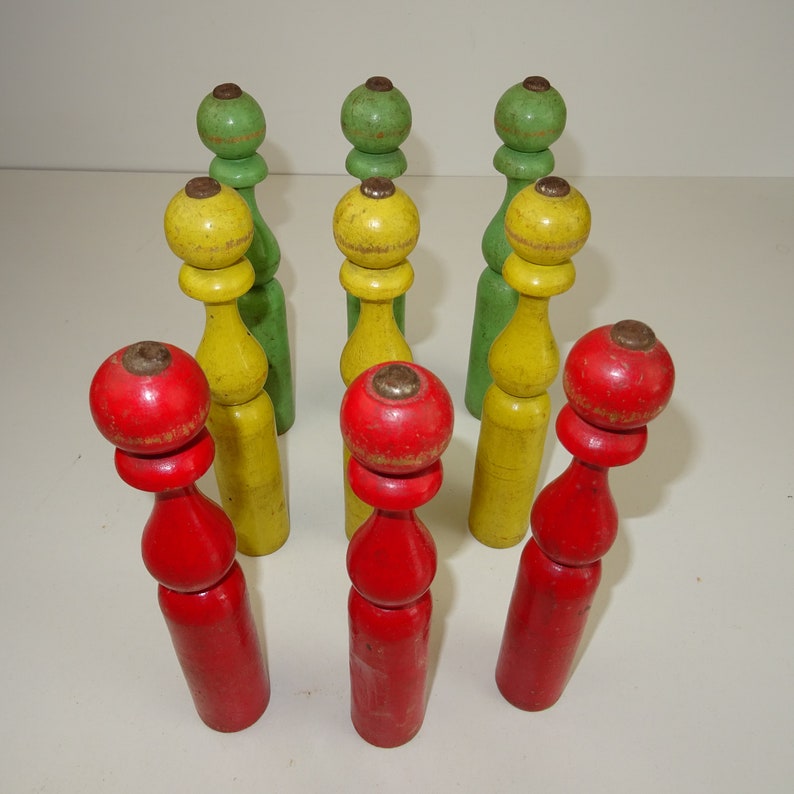 Lot de 8 quilles et boule de bowling en bois Art populaire XIXè siècle