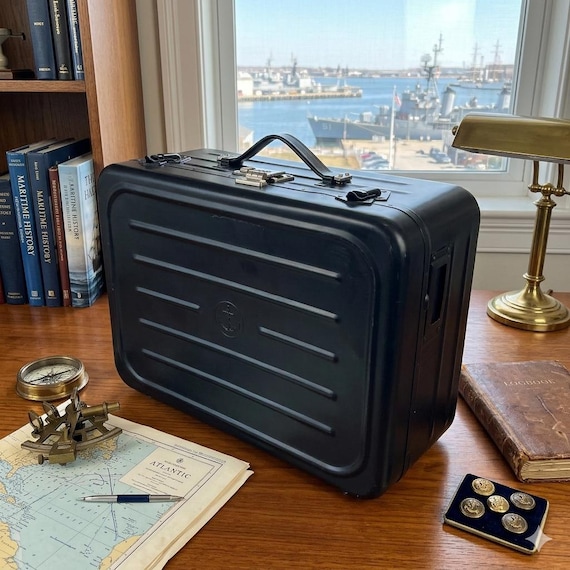 Vintage metal sailor's suitcase / French Navy sailor's suitcase / military travel case / room decoration / luggage