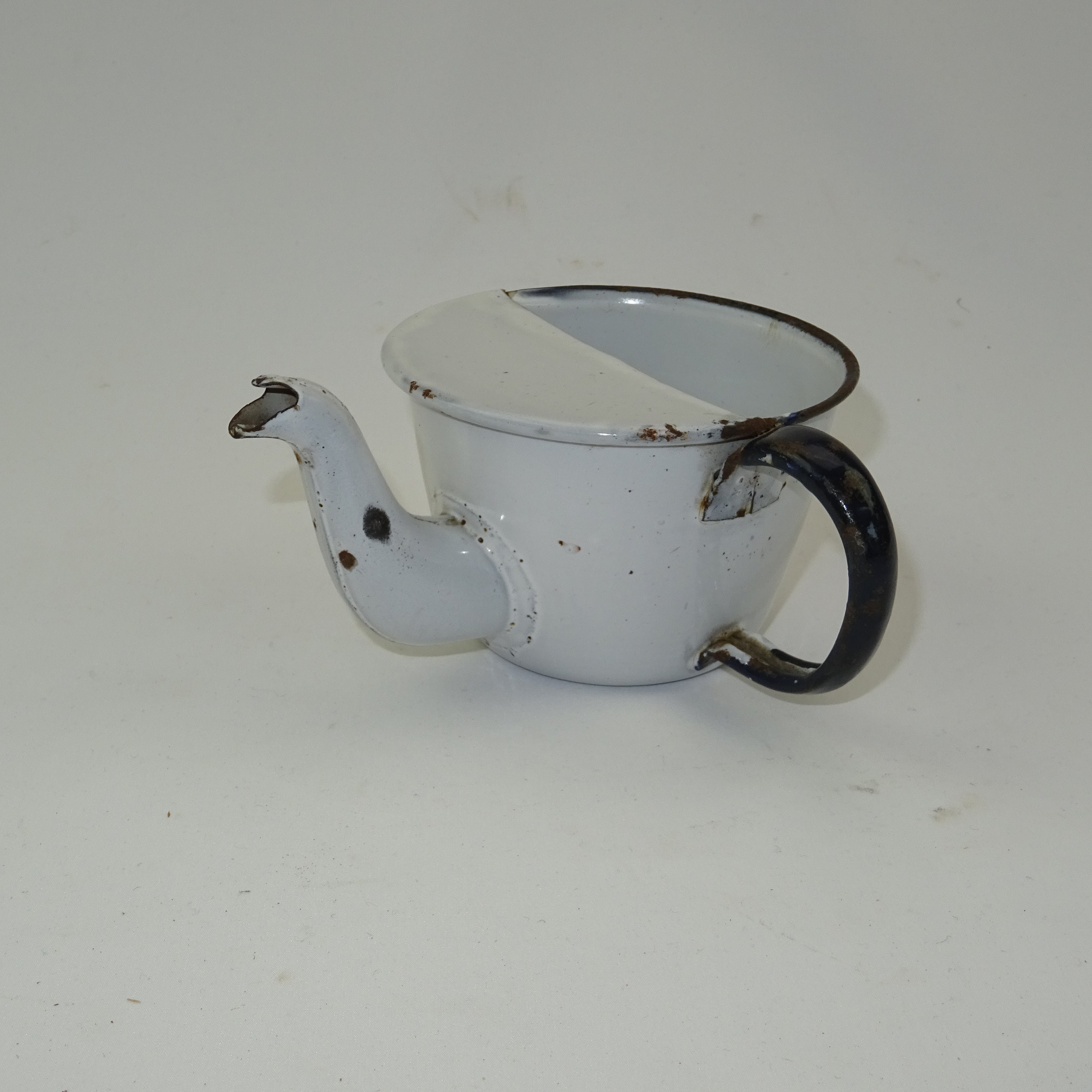 Biberon de Malade ou Canard/Petite Tasse à Moustache et Bec Verseur en Tôle Émaillée Décoration Vint