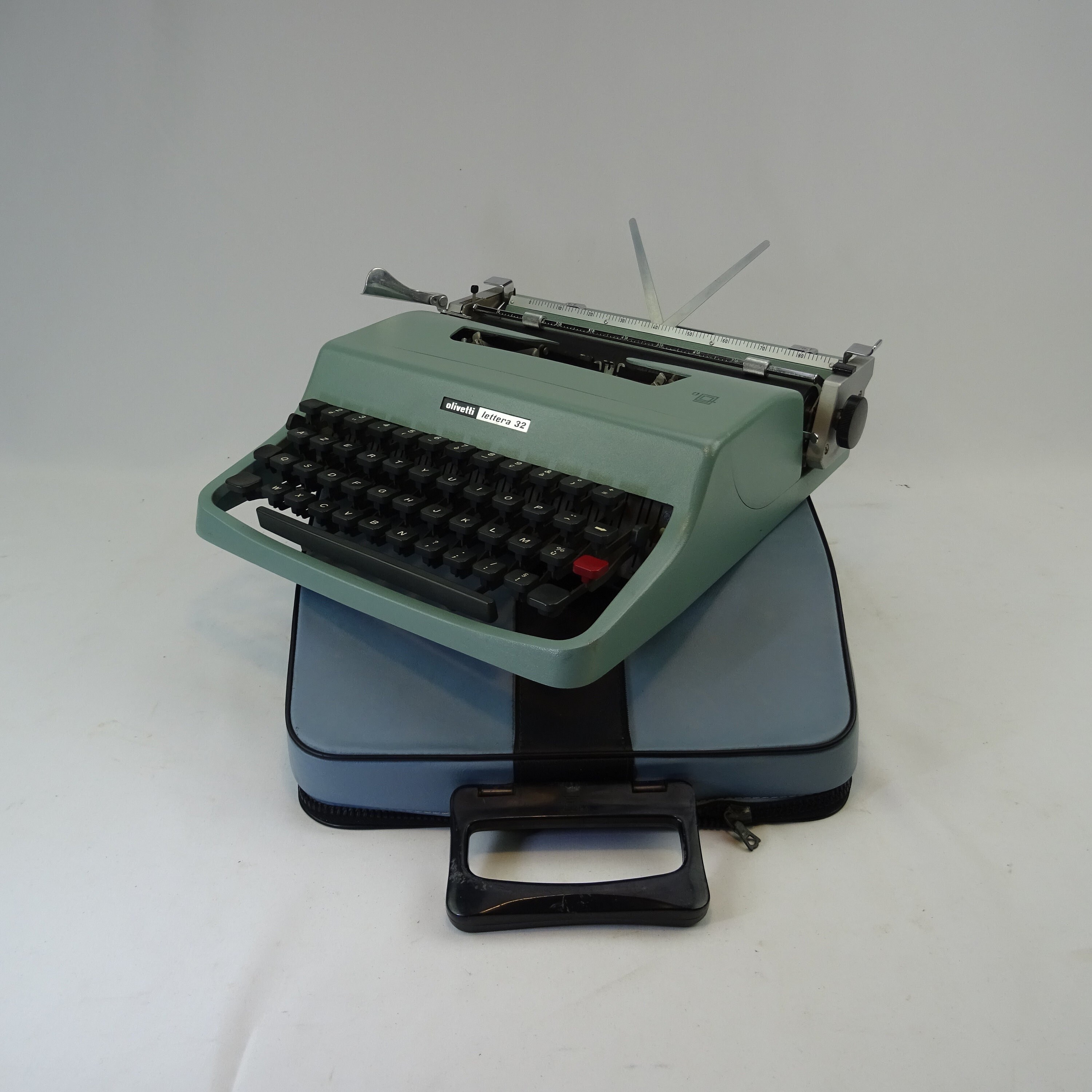Olivetti Lettera 32 blue typewriter / collector Italy / vintage office decoration / old secretarial tool / Industrial decoration