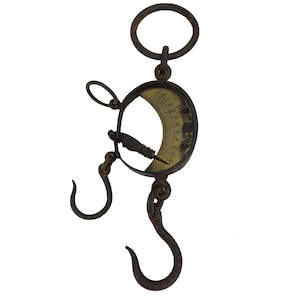 Könnte beinhalten: Antike Hängewaage mit rundem Zifferblatt und gebogener Nadel. Die Waage besteht aus dunklem Metall mit einem Ring zum Aufhängen und zwei Haken unten. Das Zifferblatt hat Zahlen von 20 bis 120.