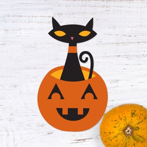 Puede incluir: Gato negro asom&aacute;ndose a una calabaza con una cara sonriente. La calabaza es naranja y el gato es negro con ojos amarillos. Hay una calabaza naranja entera en el fondo.