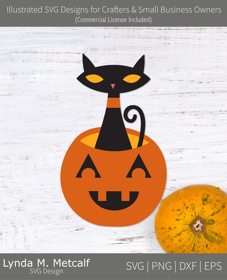 Puede incluir: Gato negro asom&aacute;ndose a una calabaza con una cara sonriente. La calabaza es naranja y el gato es negro con ojos amarillos. Hay una calabaza naranja entera en el fondo.