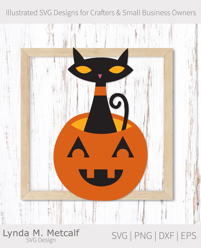 Puede incluir: Un gato negro con ojos amarillos se sienta dentro de una calabaza naranja sonriente. El gato est&aacute; asom&aacute;ndose por la parte superior de la calabaza.