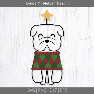 Puede incluir: Adorno navideño con forma de bulldog blanco con una estrella dorada. El bulldog lleva un suéter de rombos rojos y verdes. El texto "Lynda M. Metcalf Design" está en la parte superior. La parte inferior de la imagen tiene el texto "SVG | PNG | DXF | EPS".