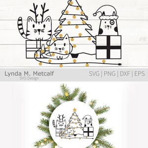 K&ouml;nnte beinhalten: Schwarz-wei&szlig;e Illustration von drei Katzen mit Weihnachtsbaum und Geschenken. Eine Katze tr&auml;gt ein Geweih, eine andere einen Weihnachtsmannhut. Der Baum ist mit einem goldenen Stern und goldenen Lichtern geschm&uuml;ckt. Das Design tr&auml;gt die Bezeichnung "Lynda M. Metcalf SVG Design."