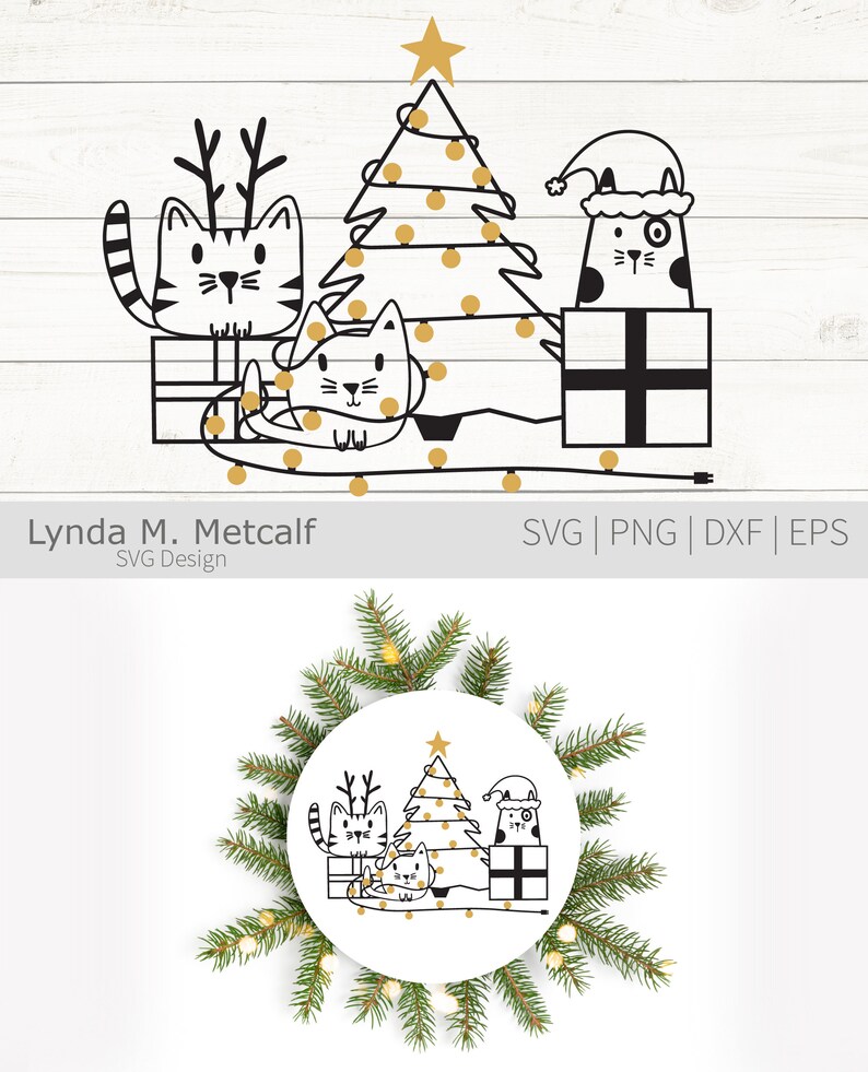 K&ouml;nnte beinhalten: Schwarz-wei&szlig;e Illustration von drei Katzen mit Weihnachtsbaum und Geschenken. Eine Katze tr&auml;gt ein Geweih, eine andere einen Weihnachtsmannhut. Der Baum ist mit einem goldenen Stern und goldenen Lichtern geschm&uuml;ckt. Das Design tr&auml;gt die Bezeichnung "Lynda M. Metcalf SVG Design."