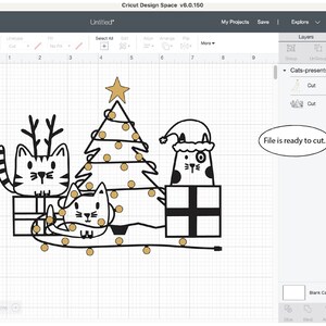 K&ouml;nnte beinhalten: Ein Cricut Design Space-Bild mit einem weihnachtlichen Design. Das Design zeigt drei Cartoon-Katzen, einen Weihnachtsbaum, Geschenke und Lichterketten. Der Text "File is ready to cut" wird in einer Sprechblase angezeigt.