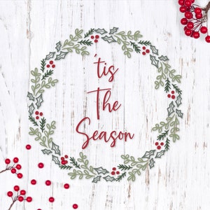 Tis The Season SVG, Wieniec bożonarodzeniowy svg, Tis The Season PNG, Wieniec świąteczny Svg, Wieniec ostrokrzewu svg, Wieniec sosnowy svg, Wieniec zimowy svg