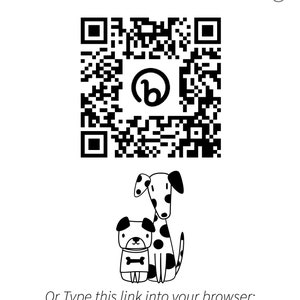 Op de afbeelding: Een zwart-witte QR-code met een kleine cirkel met de letter "b" in het midden. Onder de QR-code is een zwart-witte illustratie van twee honden. De tekst "Scan QR code for free Svg!" staat bovenaan de afbeelding. De tekst "Or Type this link into your browser: https://bit.ly/FreeDoggiesSVG" staat onderaan de afbeelding.