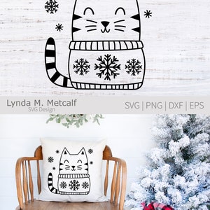 Puede incluir: Ilustraci&oacute;n en blanco y negro de un gato con un su&eacute;ter con copos de nieve. El gato sonr&iacute;e y tiene una cola rayada. Hay copos de nieve en el fondo.