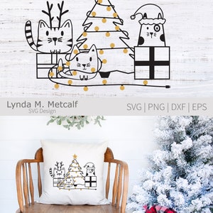 K&ouml;nnte beinhalten: Schwarz-wei&szlig;e Grafik von drei Katzen mit Weihnachtsbaum und Geschenken. Eine Katze tr&auml;gt ein Geweih, eine andere einen Weihnachtsmannhut. Der Baum hat einen goldenen Stern und Lichter. Design von Lynda M. Metcalf.