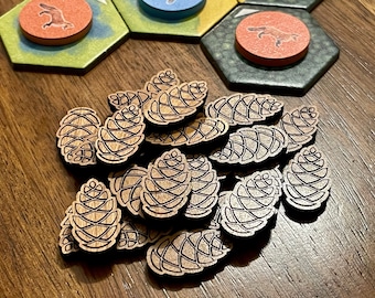 Puede incluir: Un montón de piezas de juego de madera en forma de piña. Las piezas son marrones con un contorno marrón oscuro.