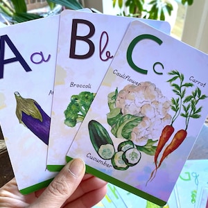 Juego de tarjetas didácticas con el alfabeto de frutas y verduras de la A a la Z para juegos educativos y arte de pared para guarderías: tamaño A6 (aprox. 4 x 6 in) y A5 (aprox. 5 x 7 in)