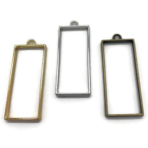 Puede incluir: Tres marcos rectangulares de metal con un bucle en la parte superior para colgar. Los marcos son de oro, plata y bronce.