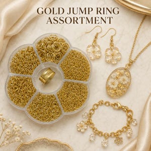 Pode incluir: Um sortido de argolas de ligação douradas num recipiente de plástico transparente em forma de flor, acompanhado por um colar dourado com um pendente floral oval, brincos dourados em forma de flor e uma pulseira com berloques.
