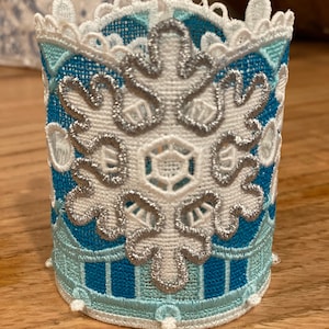 Freestanding lace Christmas tea light holder with led light