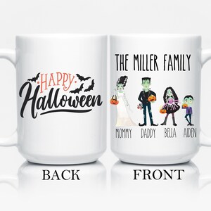 Może przedstawiać: Biały kubek ceramiczny z czarno-pomarańczowym nadrukiem "Happy Halloween" z tyłu. Prz&oacute;d kubka przedstawia kresk&oacute;wkową rodzinę ubraną w kostiumy na Halloween z napisem "The Miller Family" i imionami "Mommy, Daddy, Bella, Aiden".