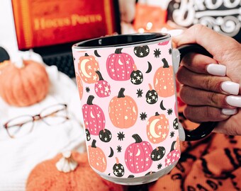 Tazza di zucca rosa, tazza autunnale, tazza di caffè di Halloween, amante di Halloween, tazza di stagione spettrale, tazza di luna strega, tazza di strega celeste, zucche nere