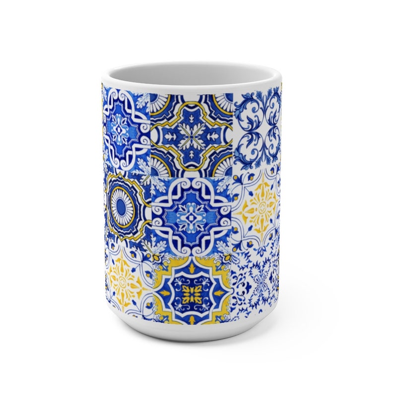 Puede incluir: Taza de cer&aacute;mica blanca con un patr&oacute;n geom&eacute;trico azul y amarillo inspirado en los azulejos tradicionales portugueses.