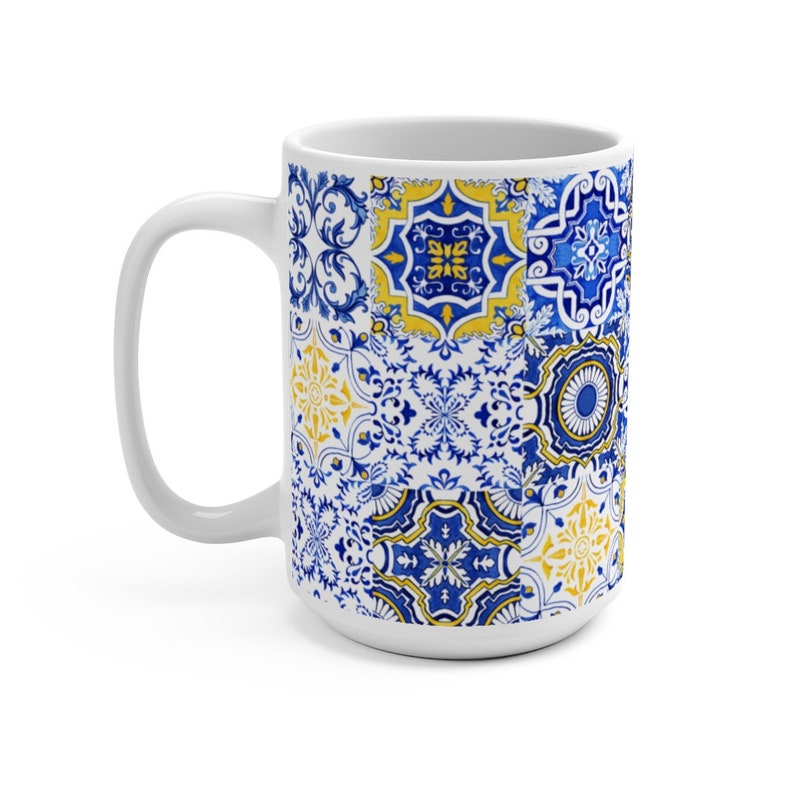 Puede incluir: Taza de cer&aacute;mica blanca con un patr&oacute;n geom&eacute;trico azul y amarillo inspirado en los azulejos portugueses tradicionales.