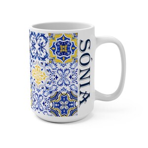 Puede incluir: Taza de cer&aacute;mica blanca con un dise&ntilde;o estampado en azul y amarillo y el nombre "Sonia" escrito verticalmente en el lateral.