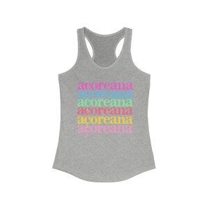 Op de afbeelding: Een grijs tanktop met het woord "acoreana" vijf keer herhaald in verschillende kleuren: roze, blauw, groen, oranje en geel.