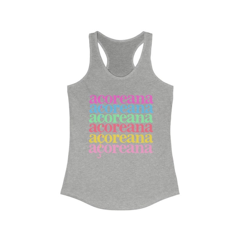 Op de afbeelding: Een grijs tanktop met het woord "acoreana" vijf keer herhaald in verschillende kleuren: roze, blauw, groen, oranje en geel.