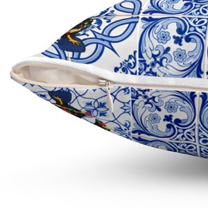 Pu&ograve; includere: Un cuscino bianco con una chiusura a zip. La federa presenta un motivo blu e bianco con un motivo a piastrelle ripetuto. Il motivo include motivi floreali blu e bianchi e forme geometriche.