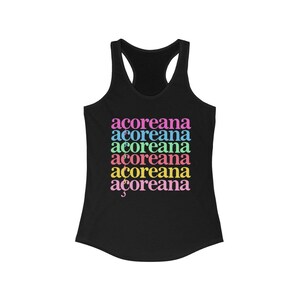 Op de afbeelding: Zwart tanktop met het woord "acoreana" zes keer herhaald in verschillende kleuren: roze, blauw, lichtblauw, oranje, geel en groen.
