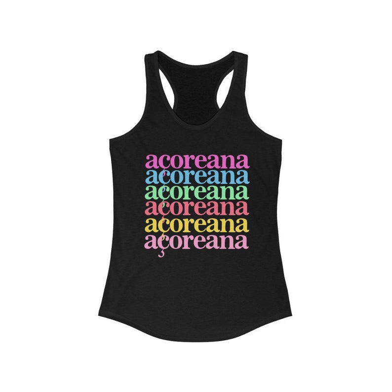Op de afbeelding: Zwart tanktop met het woord "acoreana" zes keer herhaald in verschillende kleuren: roze, blauw, lichtblauw, oranje, geel en groen.