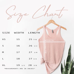 Op de afbeelding: Maattabel voor een roze tanktop met afmetingen in inches. De tabel toont de maat, breedte en lengte van de tanktop in de maten XS, S, M, L en XL.