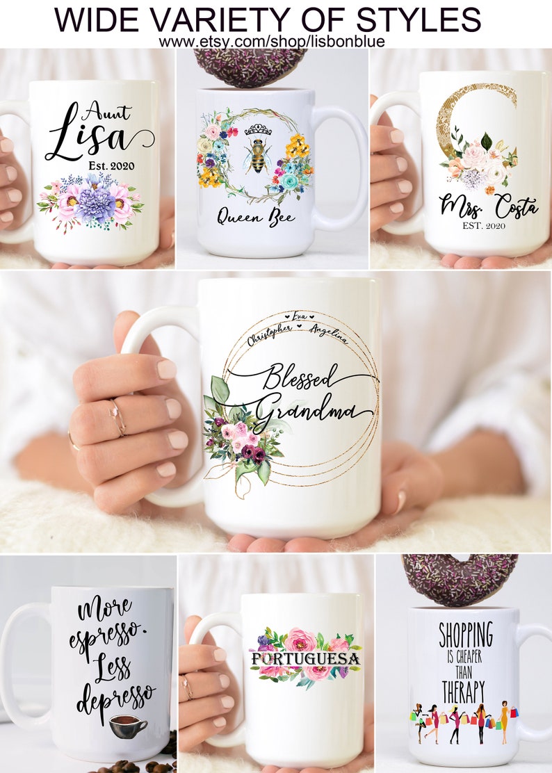 K&ouml;nnte beinhalten: Eine Sammlung wei&szlig;er Keramikbecher mit verschiedenen Designs und Texten. Die Becher zeigen Blumenmuster, eine Biene, einen Mond und Texte wie "Aunt Lisa", "Queen Bee", "Mrs. Costa", "Blessed Grandma", "More espresso. Less depresso", "Portuguesa" und "Shopping is cheaper than therapy".
