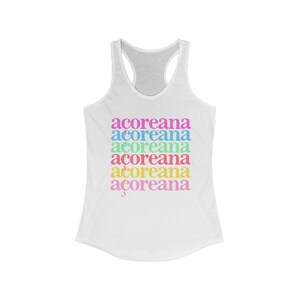 Op de afbeelding: Wit tanktop met het woord "acoreana" zes keer herhaald in verschillende kleuren: roze, blauw, groen, rood, geel en oranje.