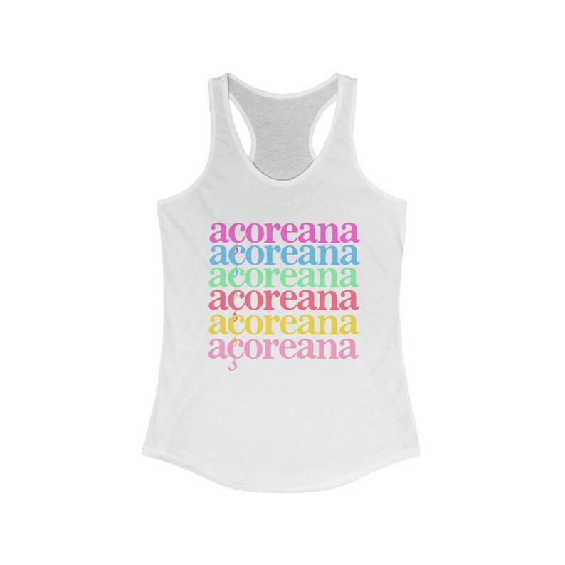 Op de afbeelding: Wit tanktop met het woord "acoreana" zes keer herhaald in verschillende kleuren: roze, blauw, groen, rood, geel en oranje.