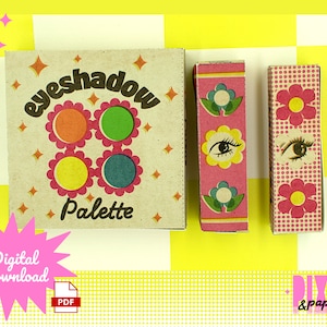 Può includere: Un download digitale stampabile di una palette di ombretti in stile vintage con quattro ombretti circolari in rosa, verde, blu e arancio. La palette è etichettata "palette di ombretti" in testo marrone con un design a stella. L'immagine include anche due contenitori di ombretti stampabili con un design floreale rosa e bianco e un design a pois rosa e bianco.