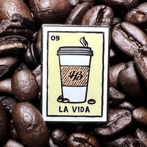 LA VIDA PIN - [Carte Loteria de café, Café, Amateur de café, Caféine, Épingle à café, Badge d’épingle de veste de revers, Épingle de chapeau de café, Jeu de Loteria]