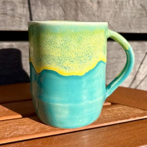 Grande tasse en céramique turquoise et jaune