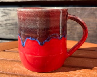 Große rote und blaue Kaffee-Tee-Tasse