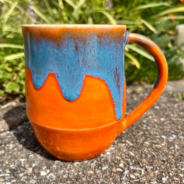 Taza alta de cerámica naranja y azul