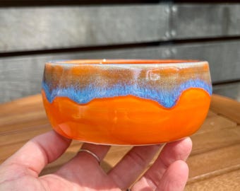 手作りの陶器製ベーグルボウル：青とオレンジの釉薬をかけた陶器